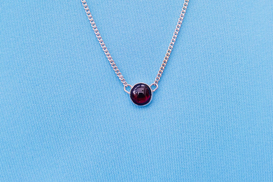 CAPRICORN Garnet Necklace in Sterling Silver